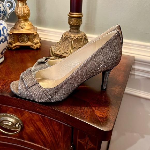 EUC Stuart Weitzman Silver Bronze Pyrite Nocturn Bowover Open Toe Pump Heels 9 M - Picture 4 of 6